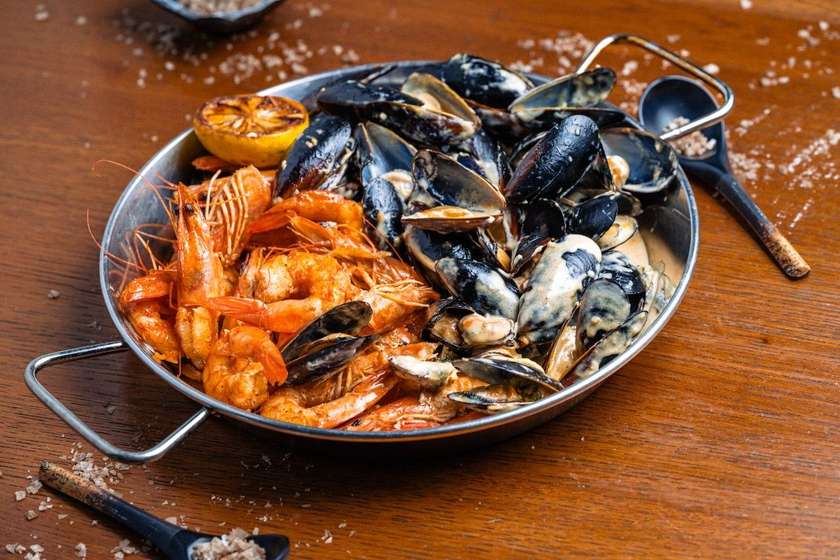 Platou cu scoici și creveți în sos de vin și usturoi