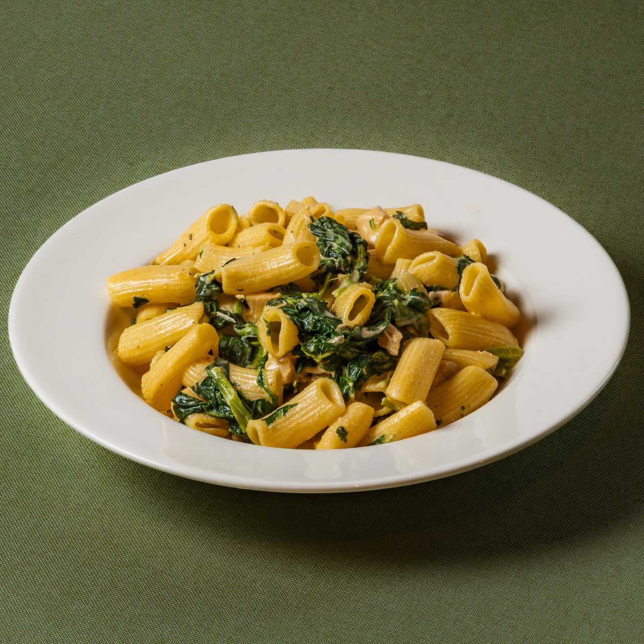 Rigatoni pollo e spinaci