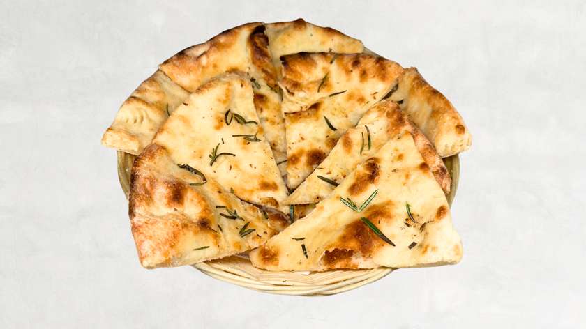 Focaccia z czosnkiem, rozmarynem, oliwą z oliwek i solą morską