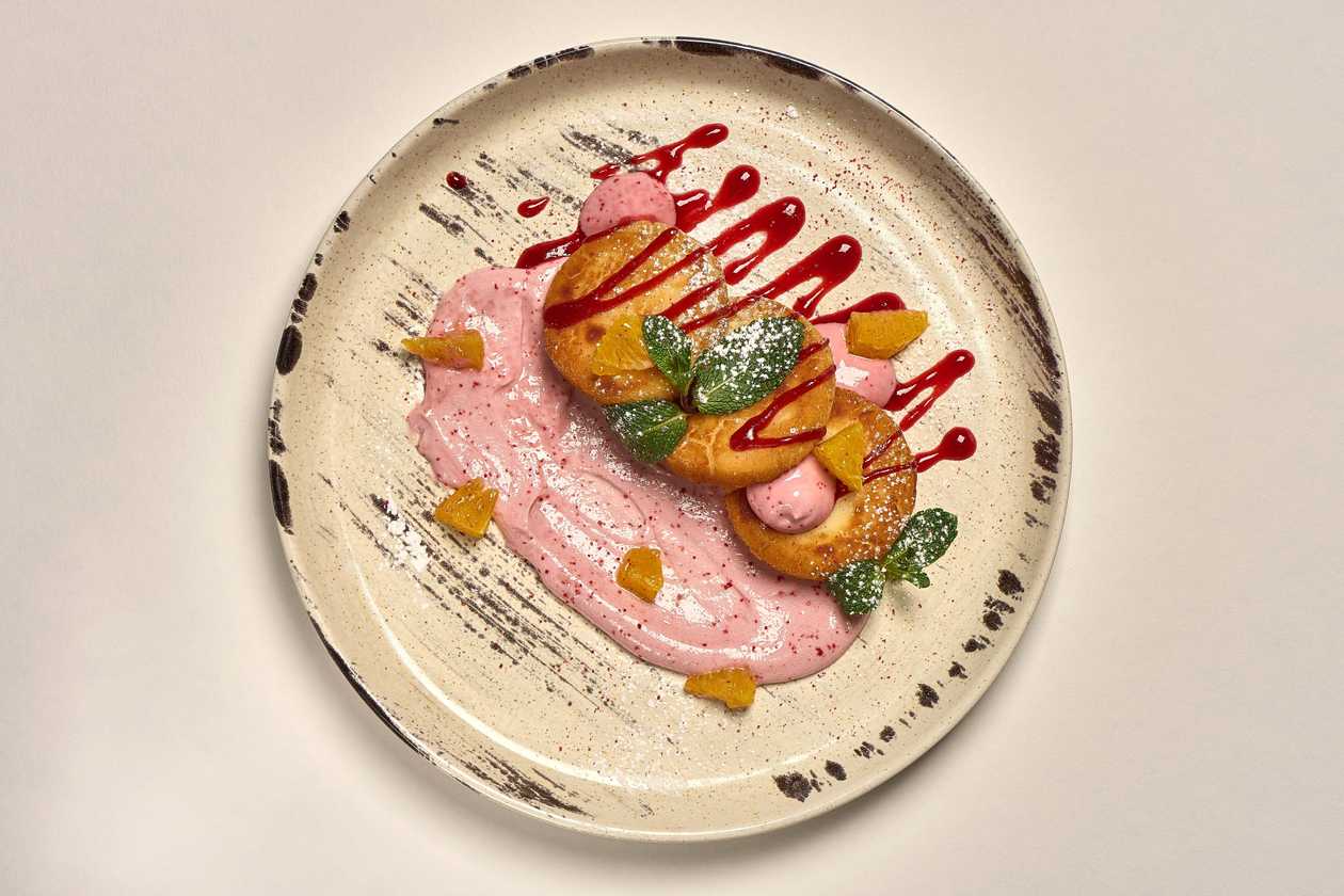 Cheese pancakes with sour cream berry sauce (230g)