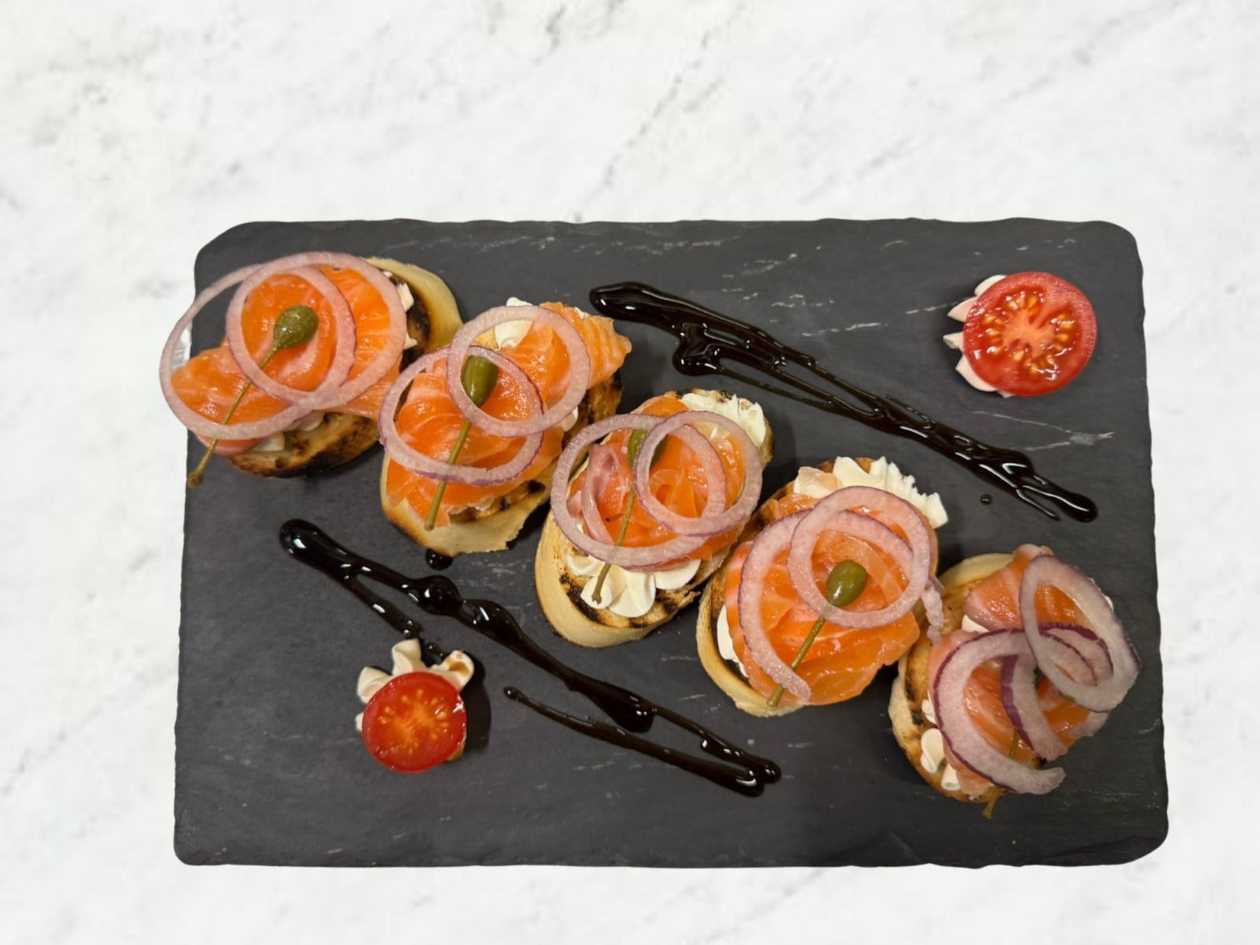 Bruschetta with lightly salted salmon, cream cheese and capers