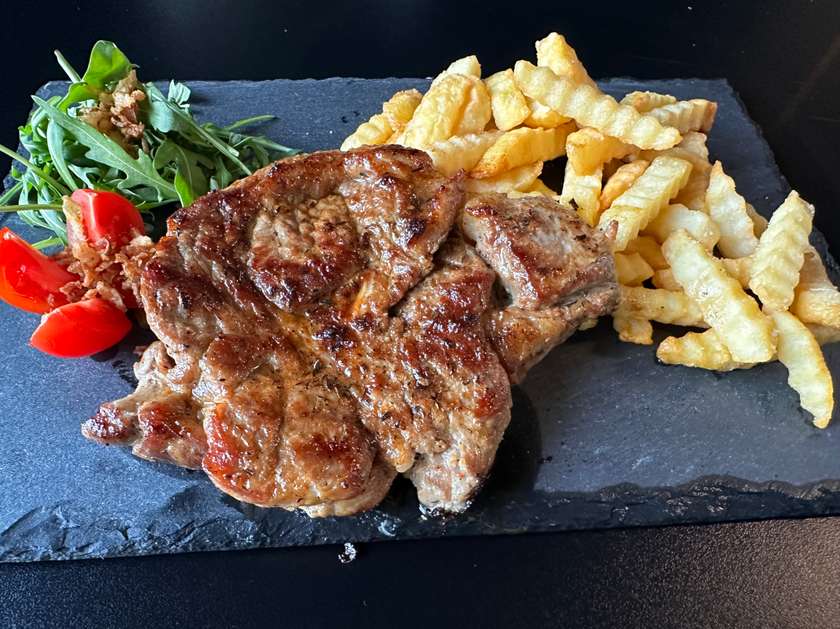 Ceafa de Porc cu Garnitura la Alegere