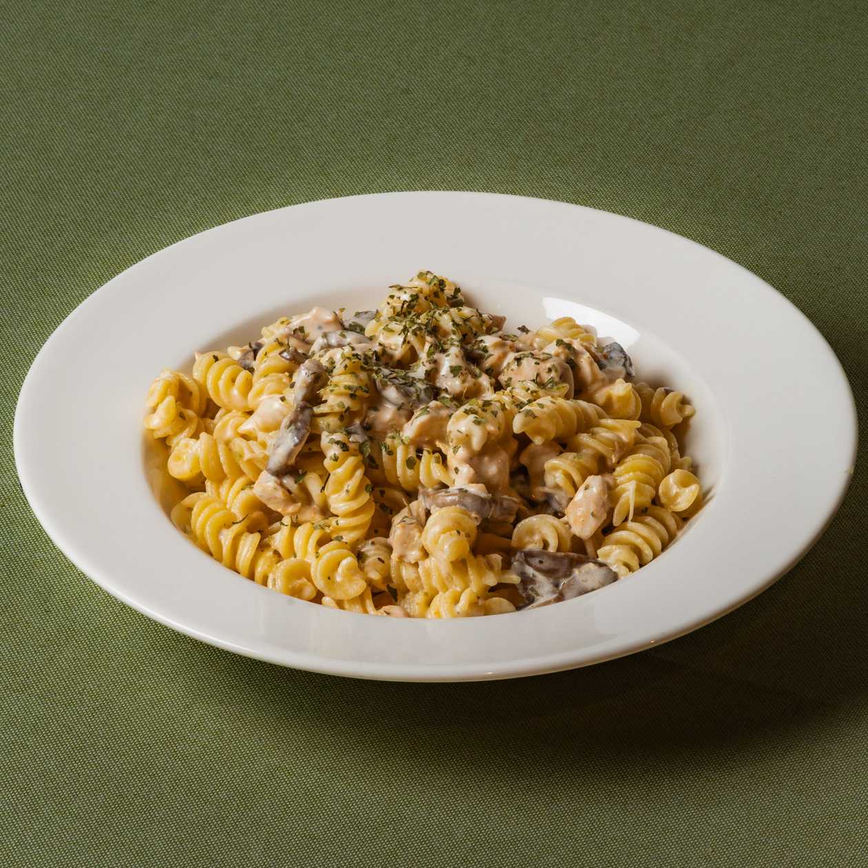 Fusilli pollo e funghi