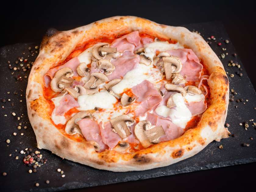Pizza Prosciutto e Funghi.