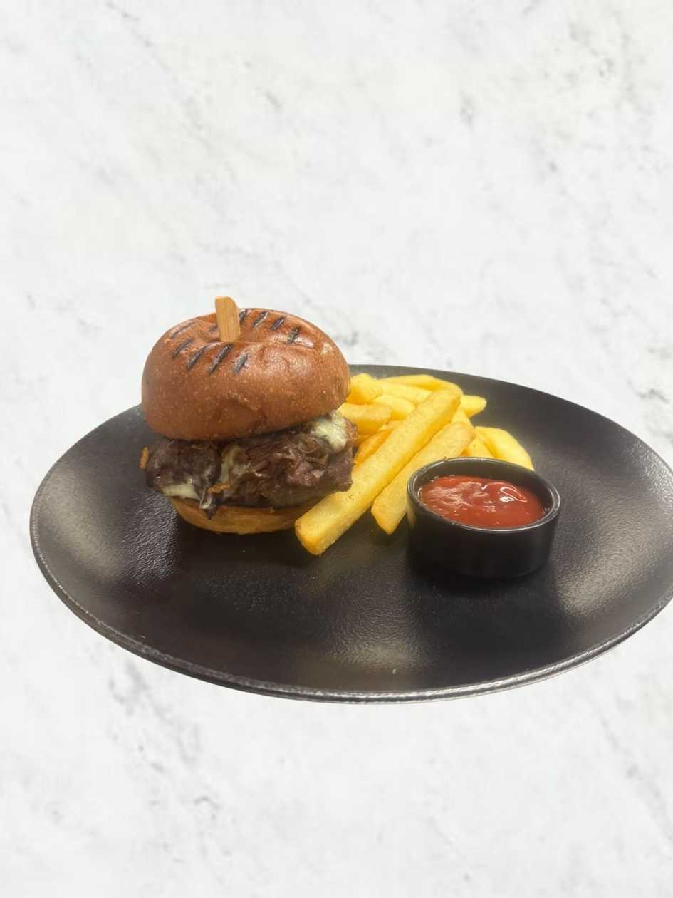with beef cheeks, onion marmelade & Gorgonzola cheese
