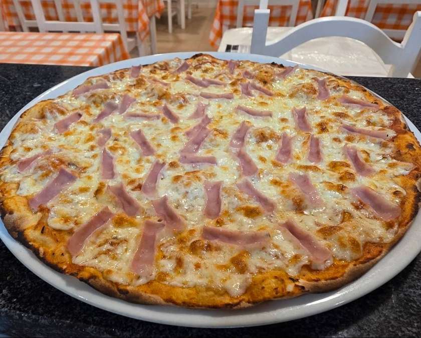 Pizza  Fiambre med.  ⭐️⭐️⭐️⭐️⭐️