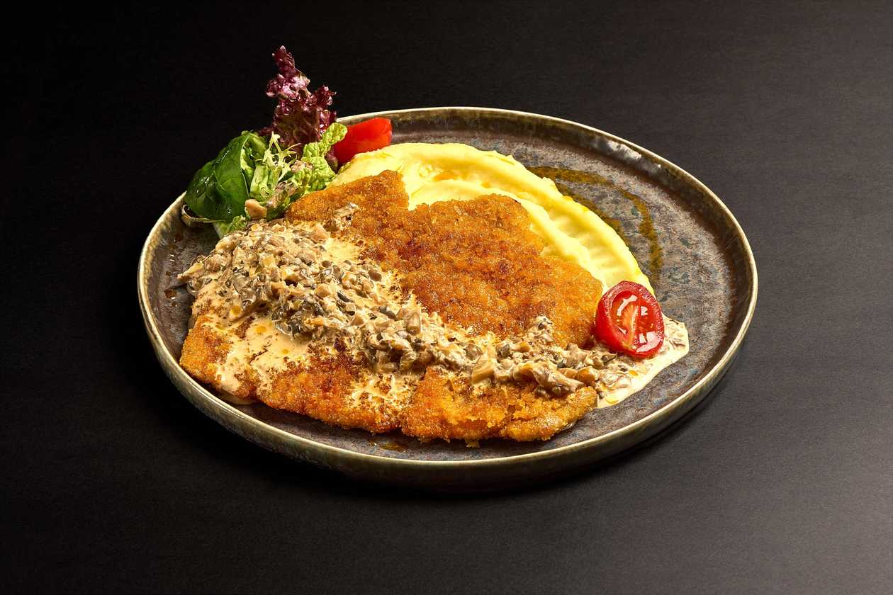 Pork Schnitzel with Mashed Potatoes and Truffle (300/150/100)