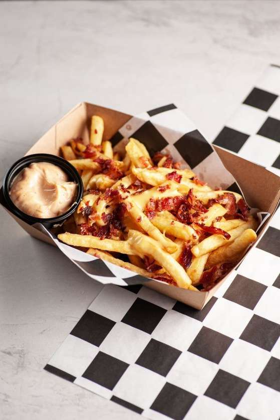 FRYTKI Z SOSEM SEROWYM I BEKONEM