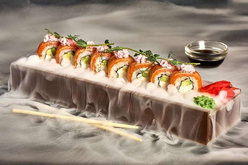 Philadelphia Roll with Torched Salmon and Avocado (250/30/20)