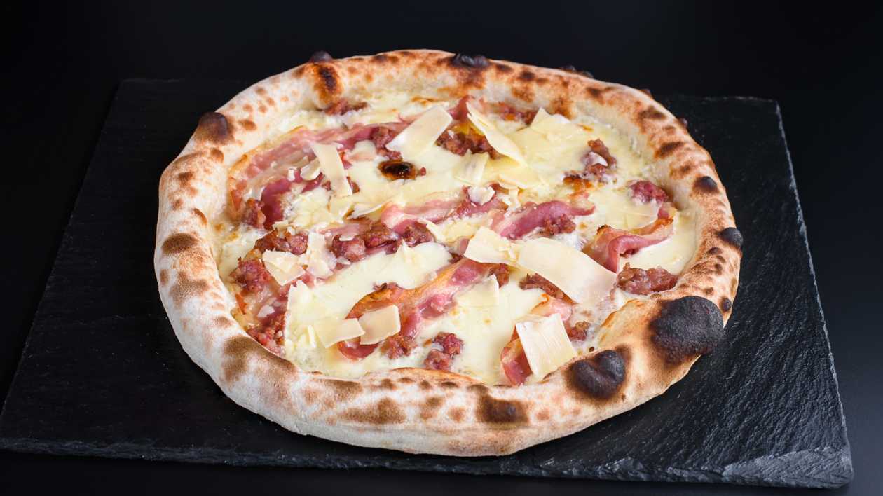 Pizza Pancetta & Salcicia.