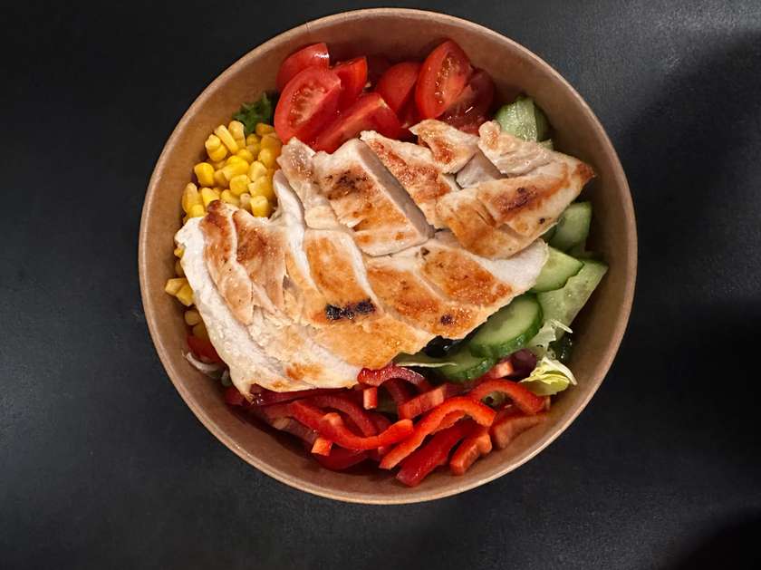 Salata cu Piept de Pui la Gratar