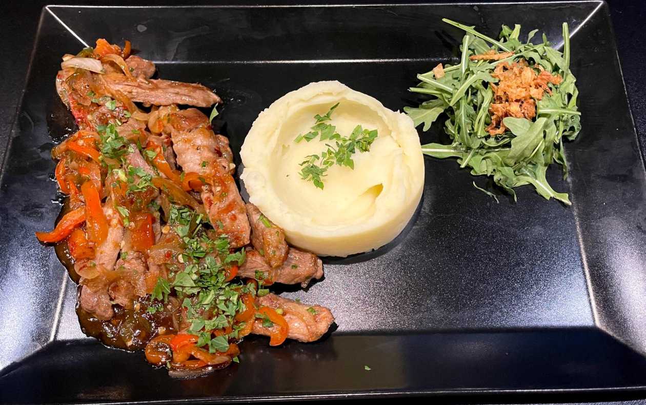 Tigaie Picanta de Porc cu Garnitura