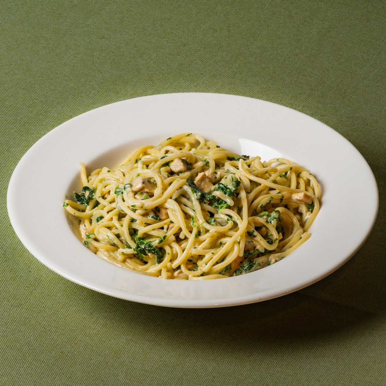 Spaghetti pollo e spinaci