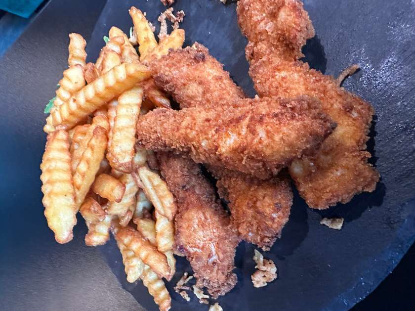 Crispy din Piept de Pui cu Garnitura