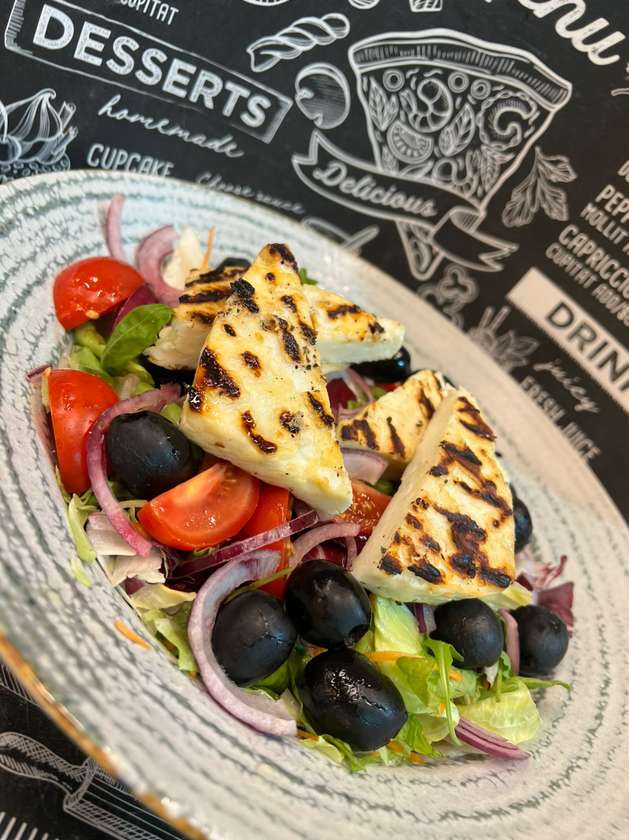 Salată Halloumi