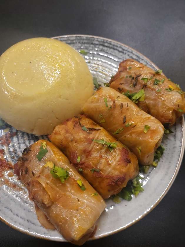 Sarmalute in Foi de Varza si Mamaliga