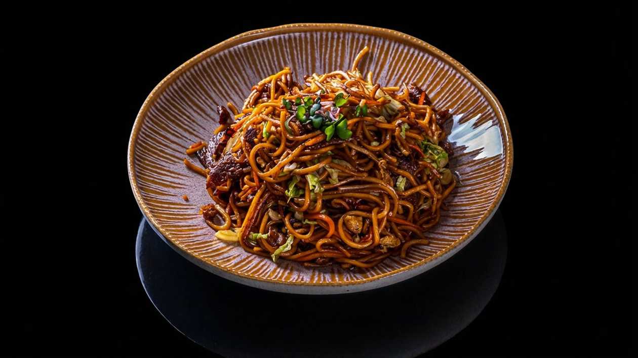 ceptas nudeles ar liellopa un darzeniem 牛肉炒面