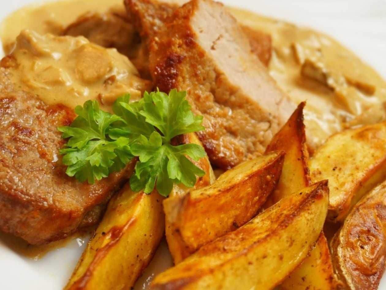 200g Vepřový steak, pepřová omáčka, krokety