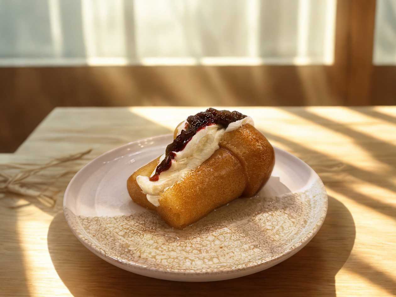 Baba Rum cu cremă de brânză Philadelphia & dulceață de coacăze negre