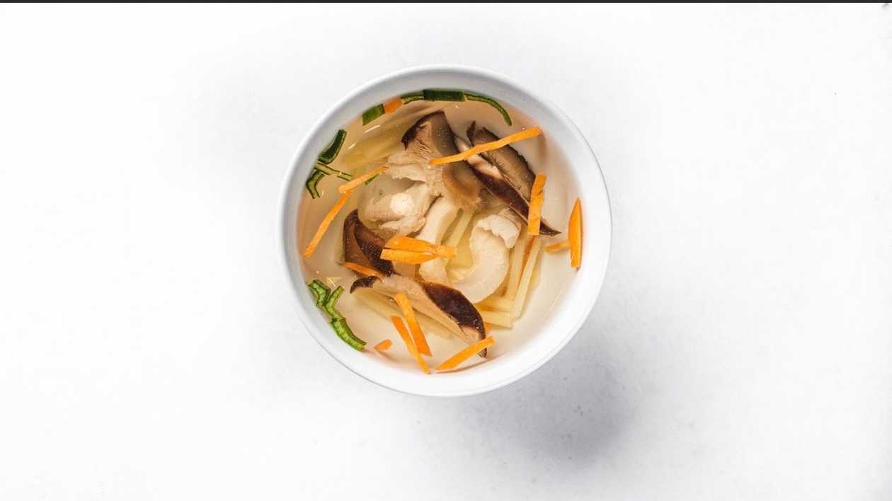 P2. Kuřecí Polévka s Bambusem a Houbami