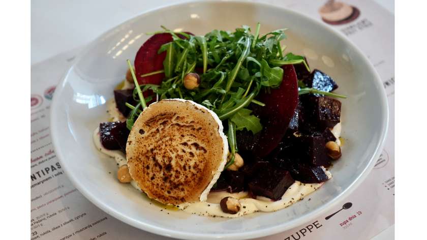 Salad with Beets and Goat Cheese