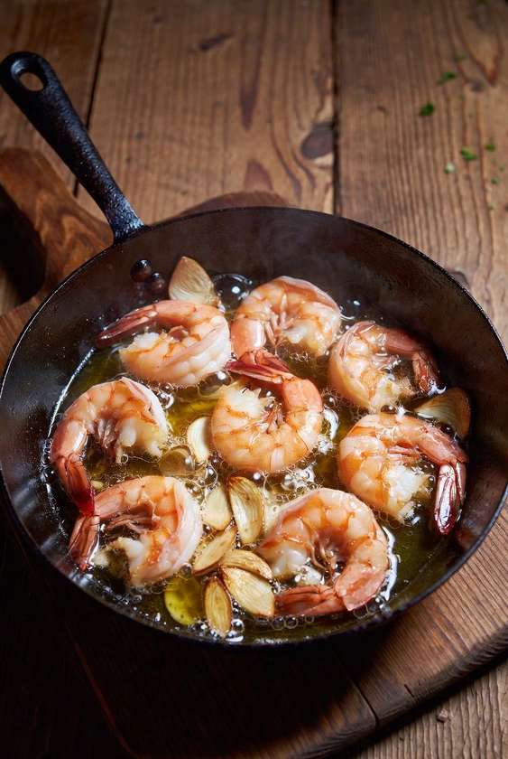 Shrimp with garlic in a pan (recommended)