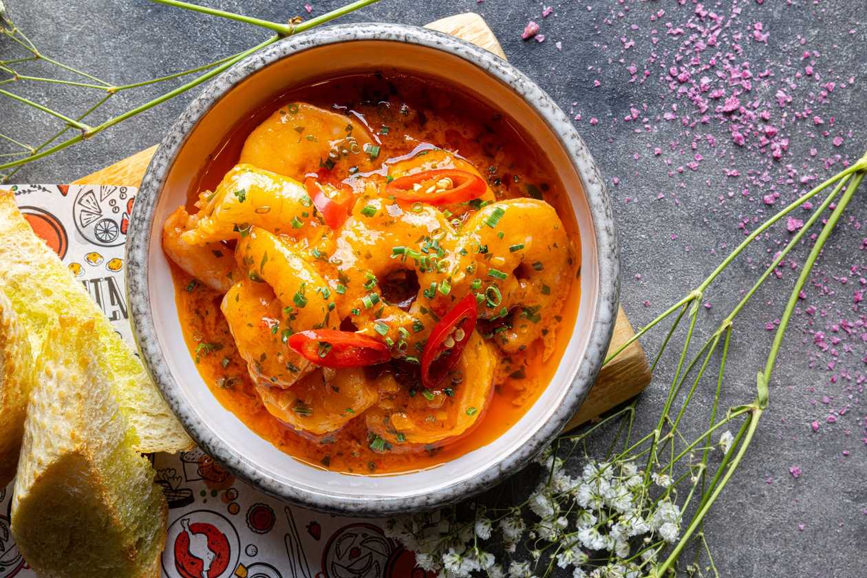 Vahemere suupiste tiigerkrevettidega tomati-]likastmes, värske tšilli, krõbe baguette