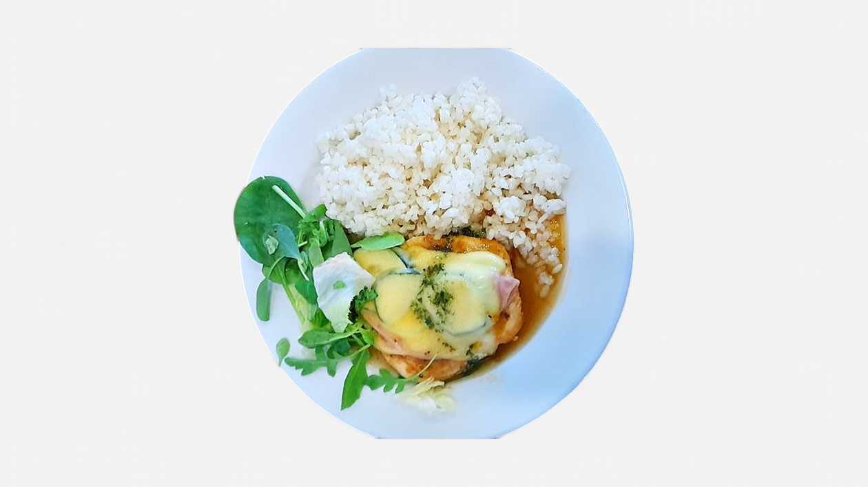 120g/120g	Zapekané kuracie prsia so šunkou, cuketa,syr,bazalkové pesto,dusena ryža/listový šalát SK7