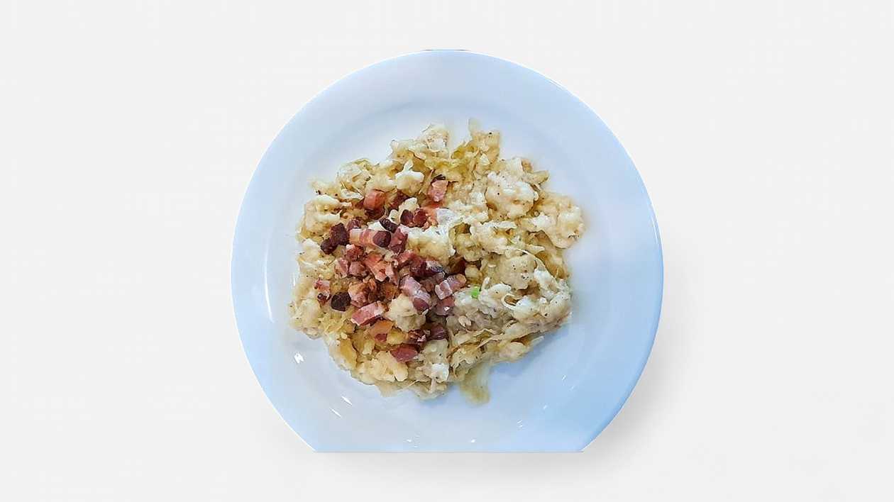 300 g	Strapačky s kyslou kapustou a medvedím cesnakom, slaninou alebo mladou cibuľkou ES 1,3,7