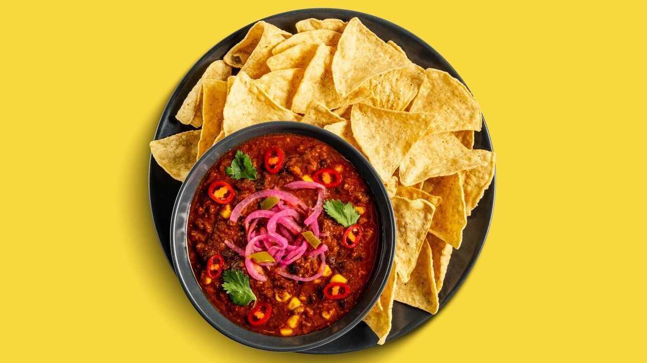 Chili con carne s chipsy