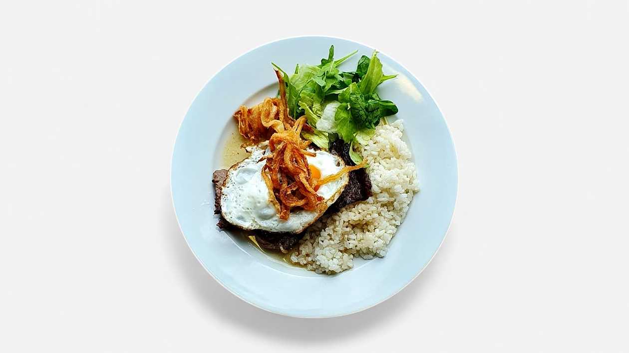 140g/120g	Hovädzia roštenka na grile s volským okom, dusená ryža, listový šalát IE 1,3