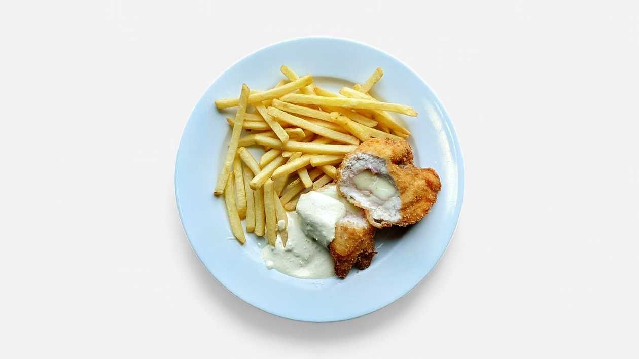 120g/180gVyprážaný kurací rezeň plnený šunkou a údeným syrom, hranolky, tatárska omáčkaSK1,3,7,10,12