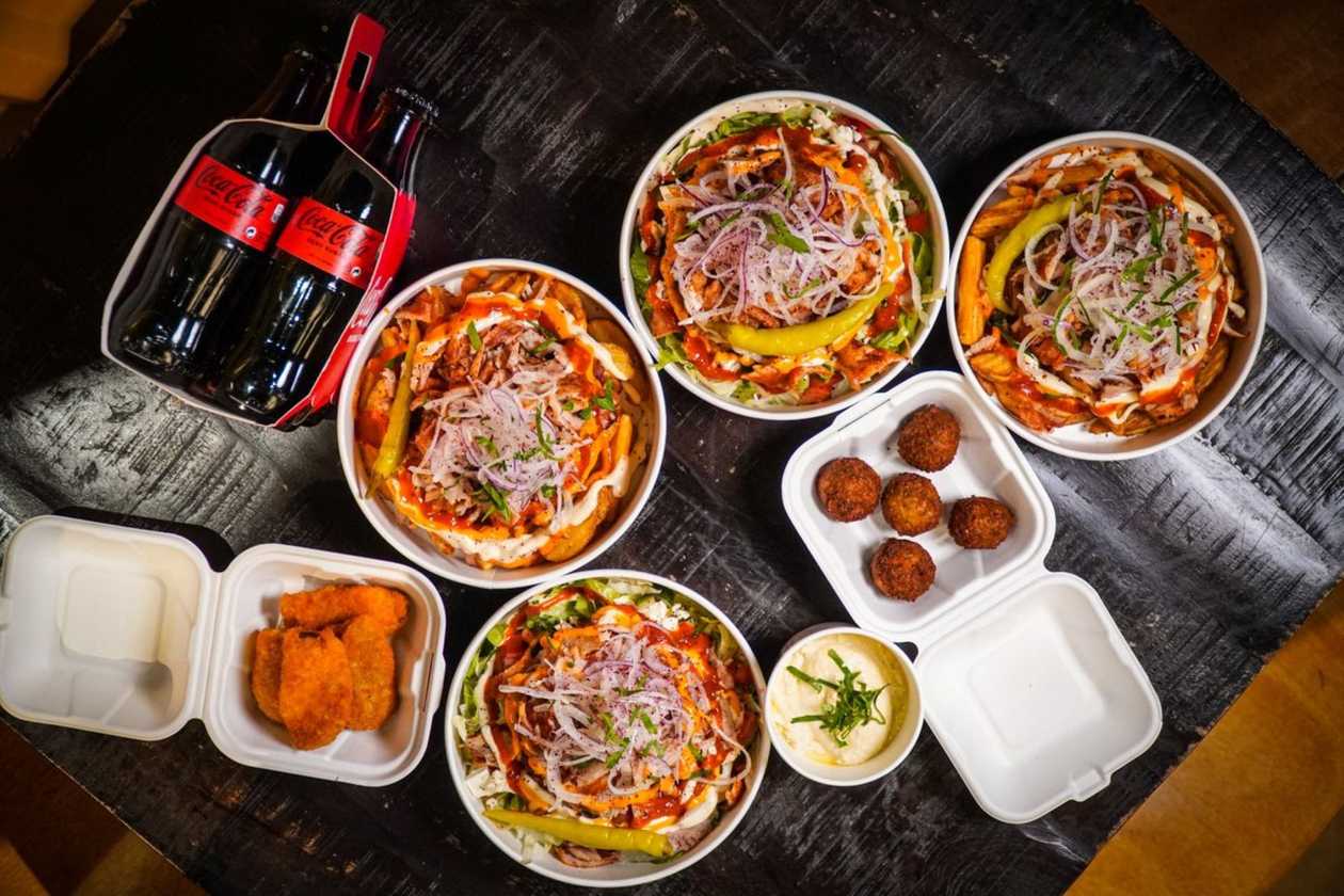 Combo for 4 - 2 Döner boxes with fries + 2 Döner boxes with salad + Falafel + Jalapeño bites + Hummus + 4 soft drinks