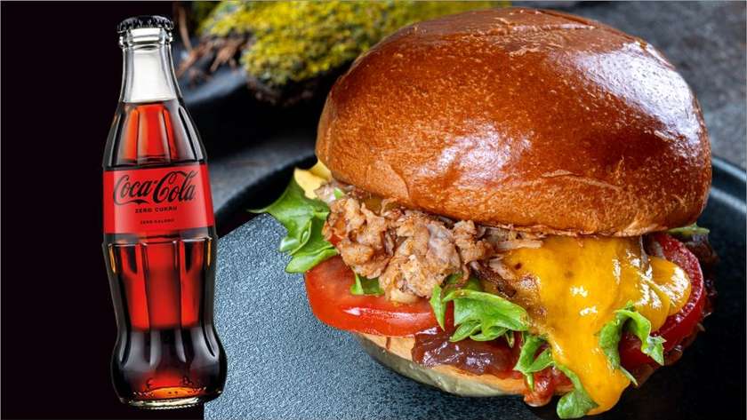 Burger rebitud sealihaga, coleslaw salati ja friikartuliga + jook 0.25l