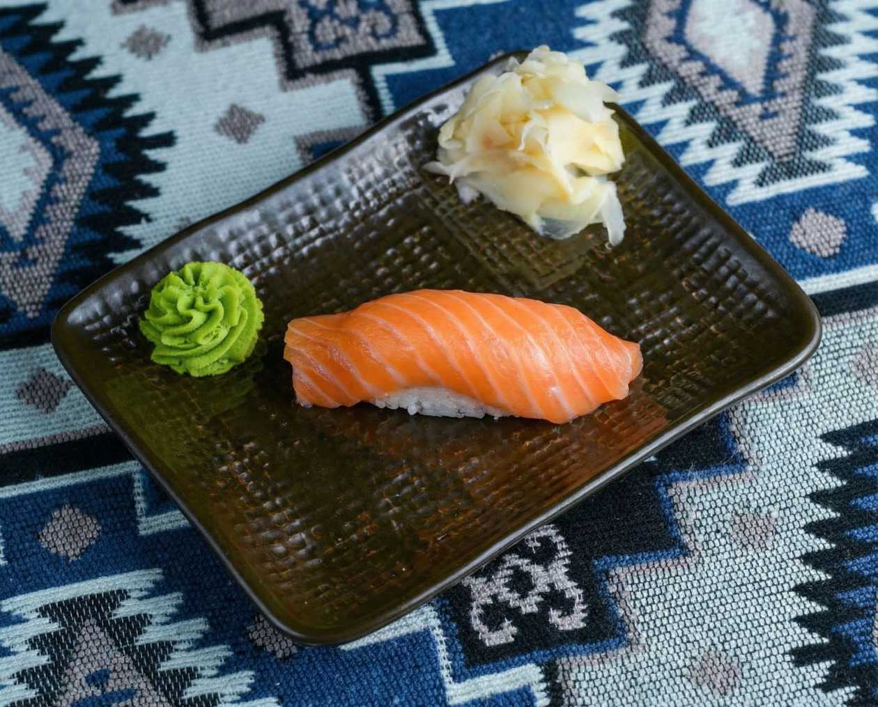 Salmon Nigiri (1 pcs)