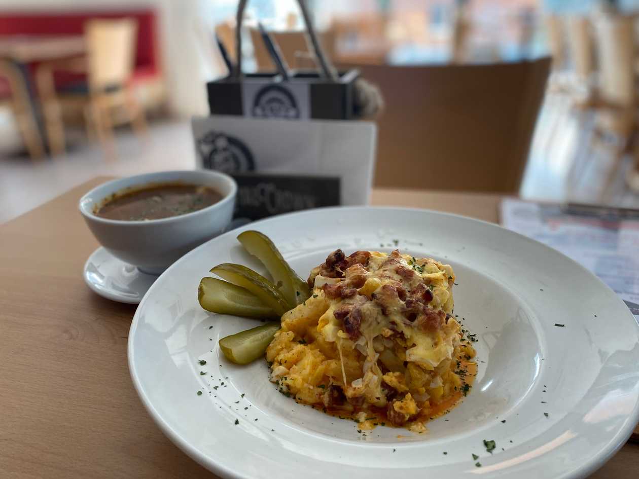 Francúzske zemiaky s klobásou, kyslá uhorka