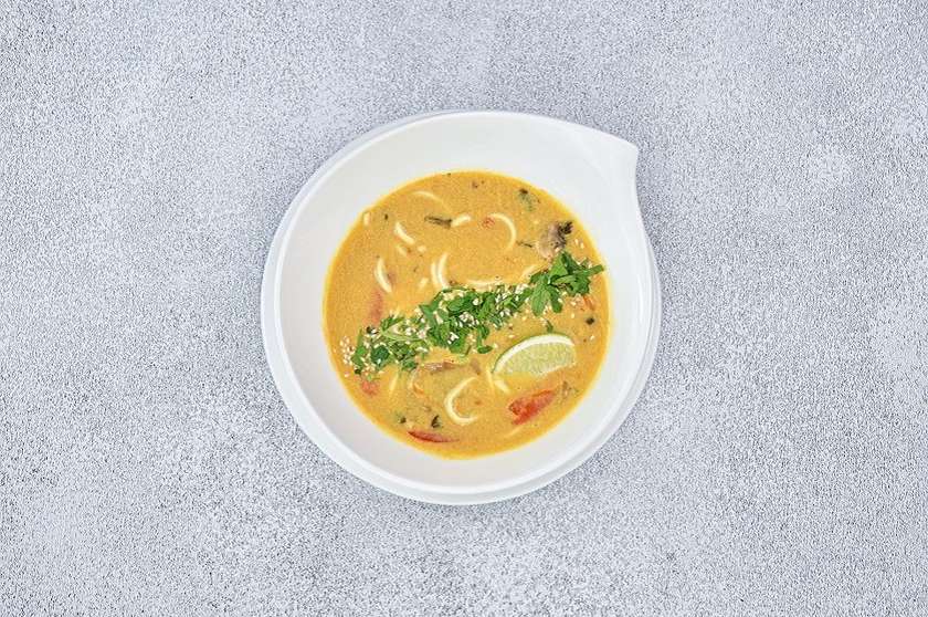 Wok kokosų pieno ir kario su Wok kepta lašišos filė (aštru)