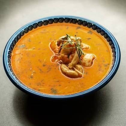 Tom Kha z grzybami, krewetkami i kalmarami