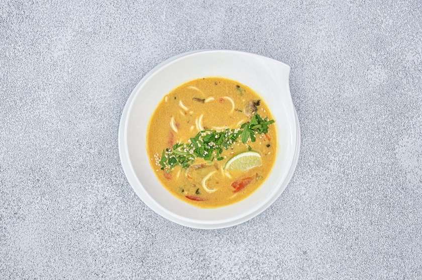 Wok kokosų pieno ir kario su Wok keptomis krevetėmis (aštru)