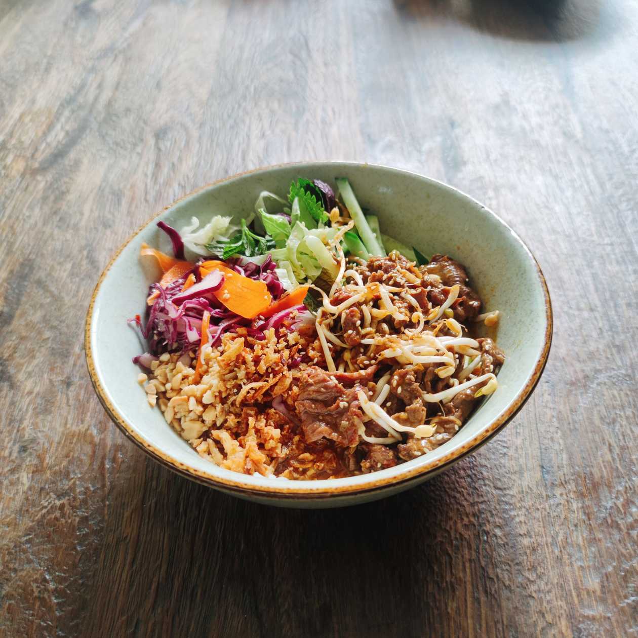 BÚN BOWL - PEPŘOVÉ HOVĚZÍ + NÁPOJ