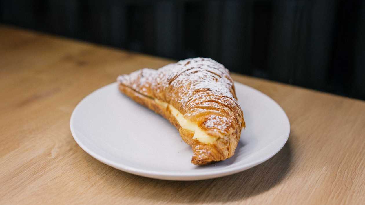 Butter croissant with vanilla cream, 77 g