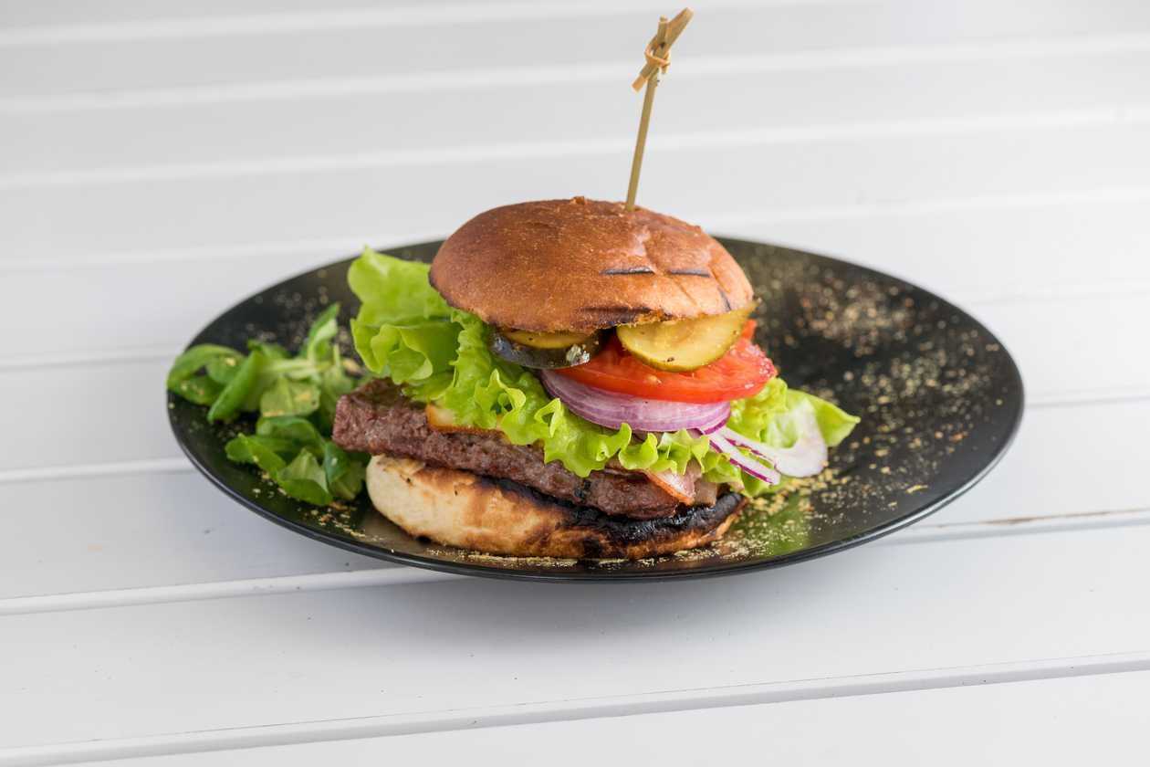 Suitsujuustu–peekoniburger