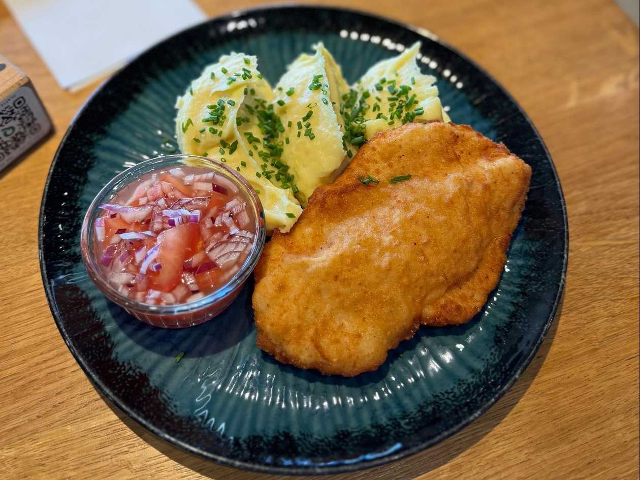 Kuřecí řízek, bramborové pyré, rajčatový salátek (1)