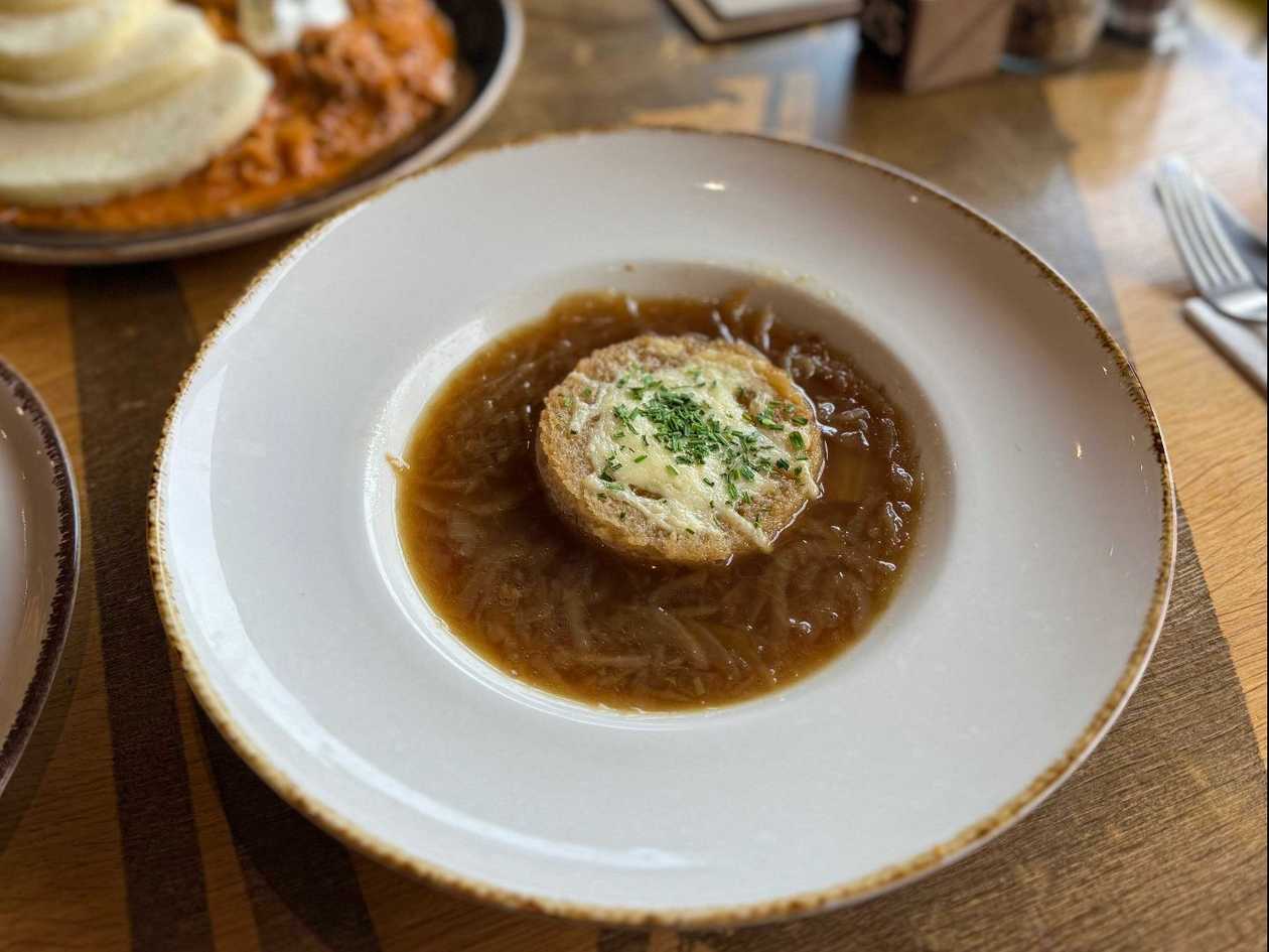 Cibulačka, toust, gouda