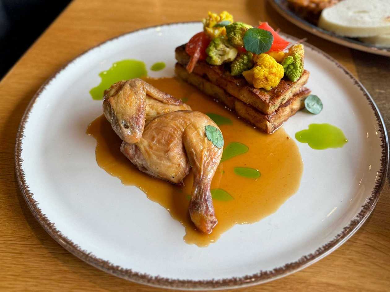 Kukuřičné baby kuřátko, velikonoční nádivka, kopřivy, jarní zelenina, kuřecí jus (omáčka z výpeku)