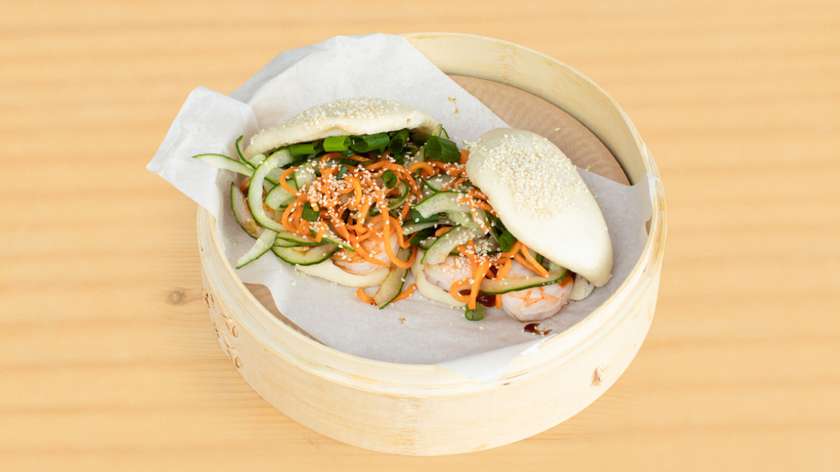 Bao z krewetkami teryiaki, ogórkiem i sezamem