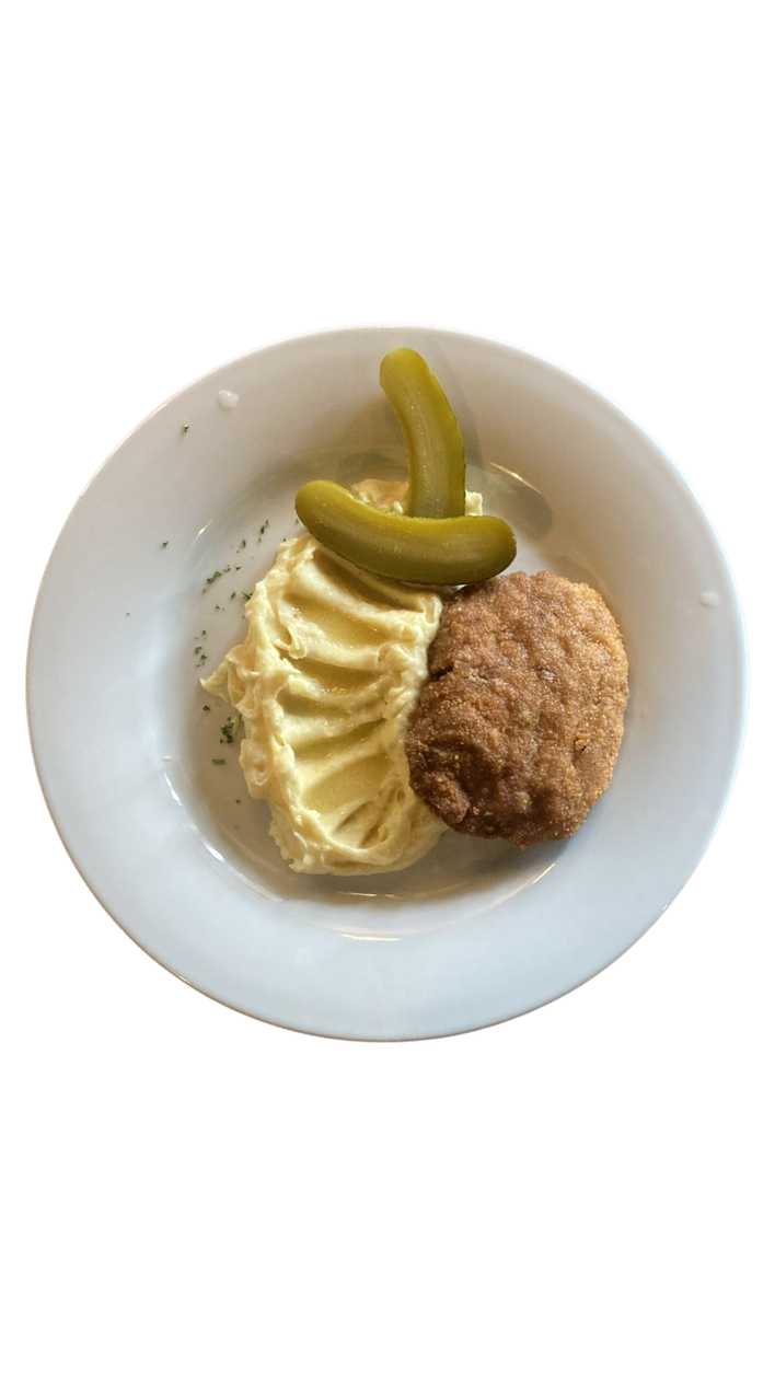 6. Sekaný máslový řízek, bramborová kaše
