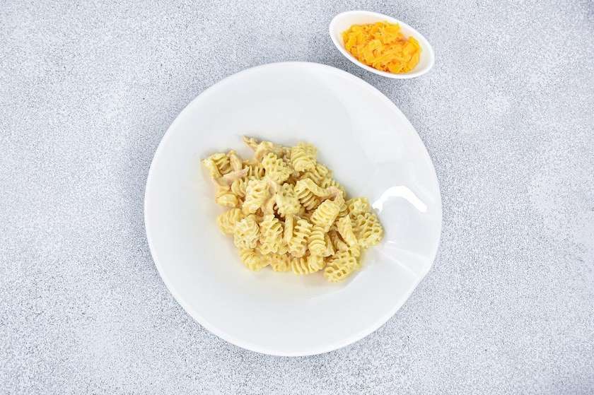 Pasta with turkey and Cheddar cheese