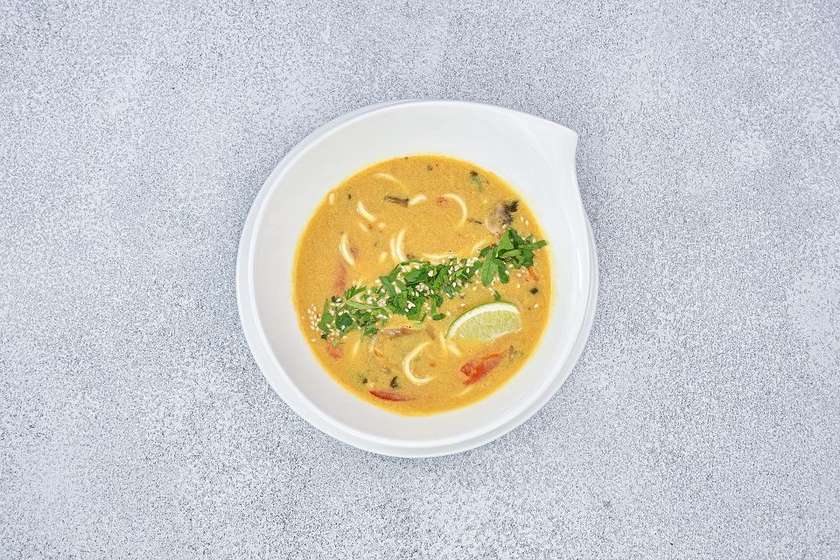 Coconut milk and curry with stir-fried chicken breast (spicy)
