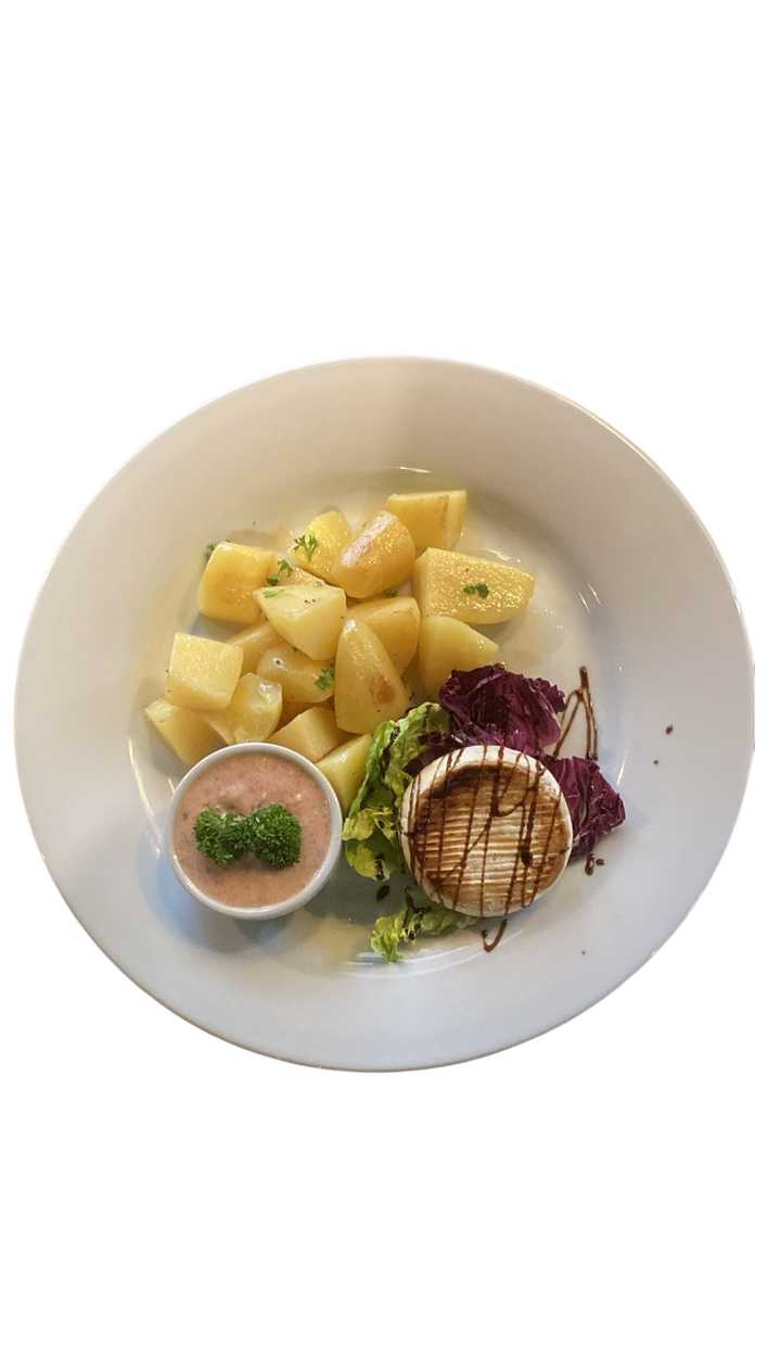 8. Grilovaný hermelín podávaný na listových salátech, pečený brambor, brusinkový dip